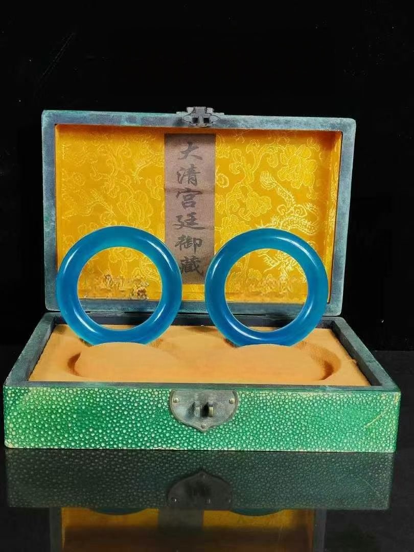 A pair of sapphire bracelets: A pair of sapphire bangles, with maximum hardness, excellent clarity, and superb color. Well-preserved and a collector's item. Diameter: 59mm/60mm, band thickness: 16mm/17mm, total weight: 226g. Prove