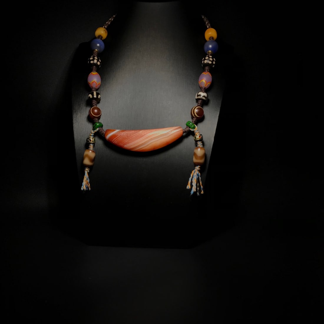 Natural banded old agate ox horn dzi bead multi-gemstone necklace handheld: Natural banded old agate ox horn dzi bead multi-gemstone necklace, handheld, oily and aged, weathered with cinnabar. Dimensions: 12X19X70mm. Hand-woven chain with beads: old glass, old dzi beads, old 