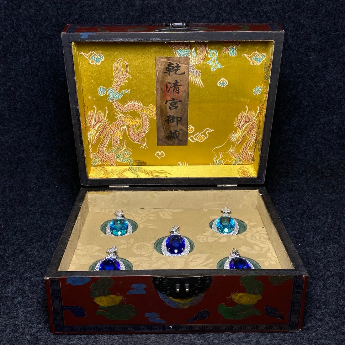 Gemstone pendant inside a lacquerware collection box made by the Qianlong Emperor of the Qing (1 of 10)