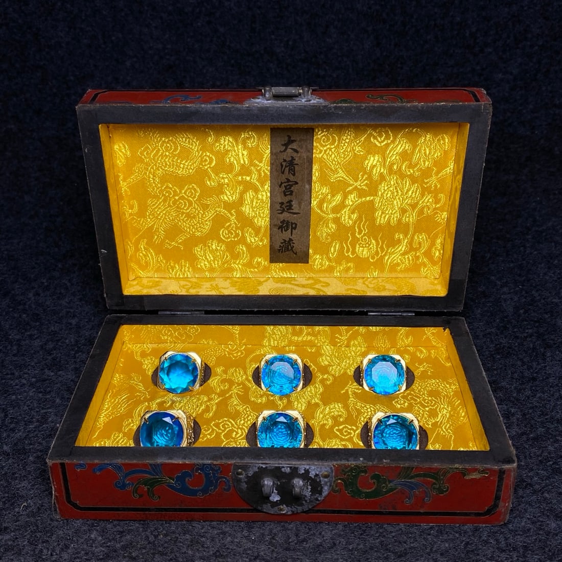 A precious gemstone ring inside a lacquerware collection box made by Emperor Qianlong of the Qing (1 of 10)
