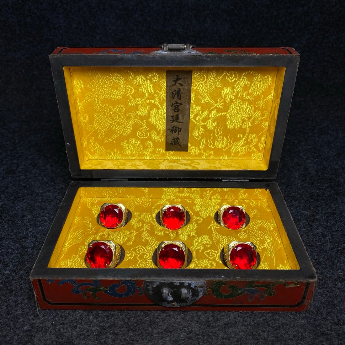 A precious gemstone ring inside a lacquerware collection box made by Emperor Qianlong of the Qing (1 of 10)