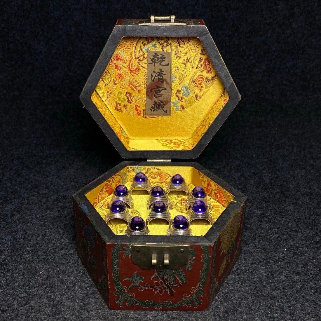 A cloisonne ring inlaid with zircon is treasured inside a lacquerware box with dragon patterns used (1 of 10)