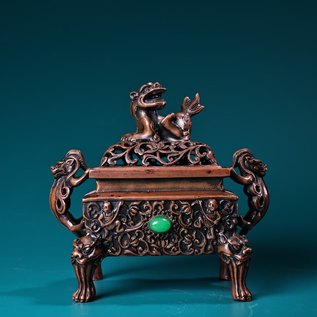 Rare pure copper incense burner, handcrafted from pure red copper and inlaid with gemstones,: This is a rare, handcrafted pure copper incense burner with gemstone inlays, featuring dragon-shaped handles and a lion-shaped lid. The craftsmanship is exquisite, and the design is beautiful. It weig