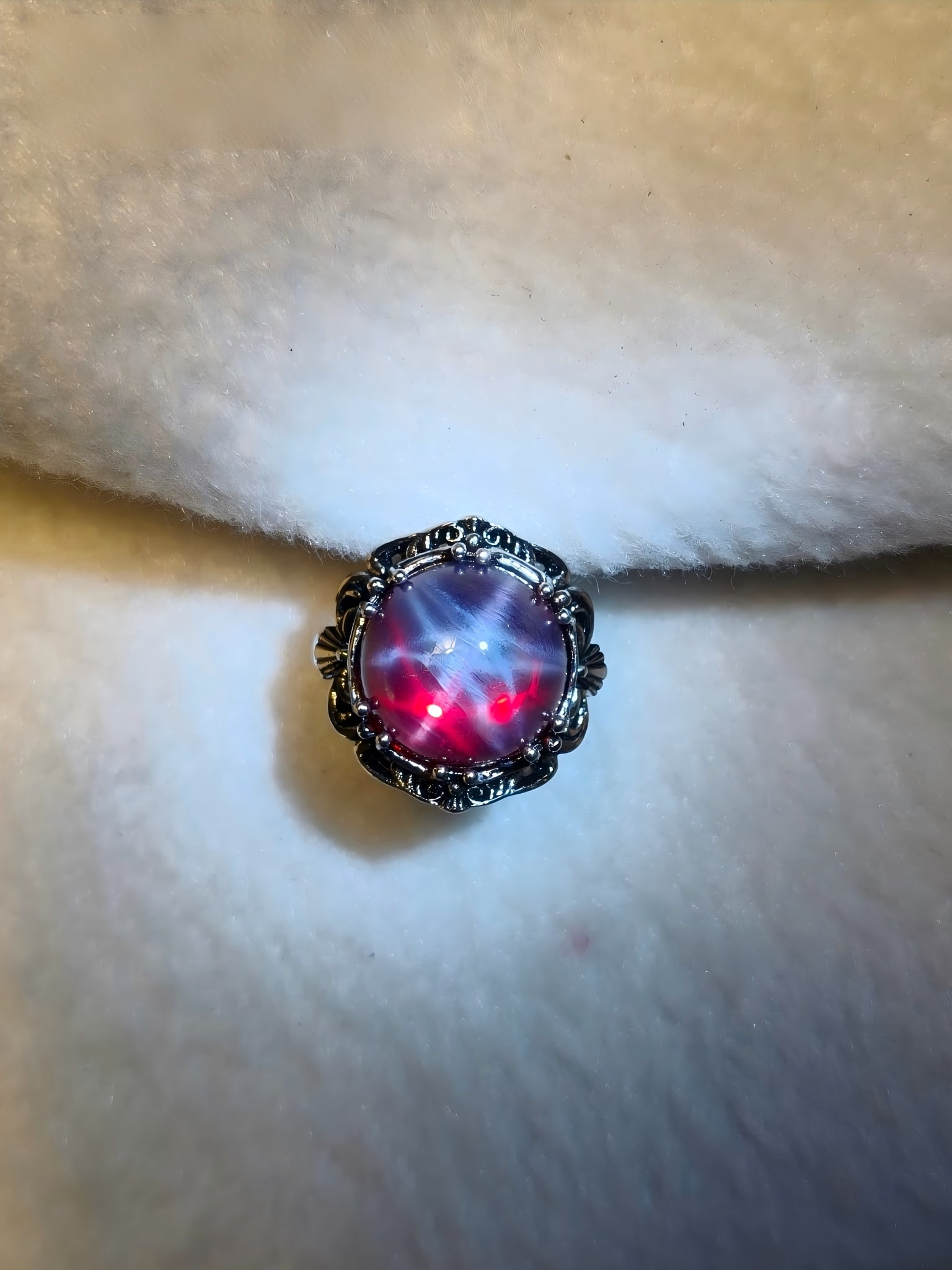 Formerly in the collection: an antique silver ring from the Qianlong period inlaid with star: This antique silver ring, dating back to the Qianlong period and inlaid with a star gemstone, weighs 10.3g and has an adjustable size. The main stone is a rose-red star gemstone with clear and lively 