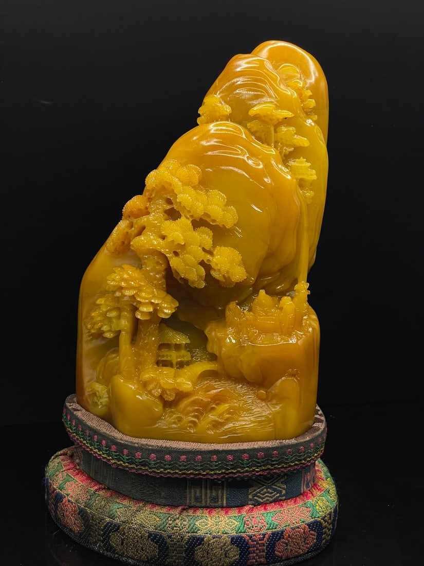 Exquisite Shoushan stone and Tianhuang stone carved seal ornaments: collector's item. A fine Shoushan Tianhuang stone seal carved by a seal engraver in the Gengchen year (1630). (Landscape and Elegant Gathering) The carving is exquisite. The stone is hard, delicate, a