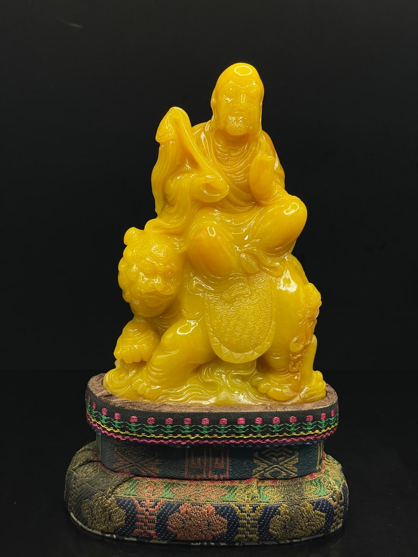 Rare and exquisite piece. A fine Shoushan stone Luohan seal carved by the monk Hongyi in the Jia Yin: A rare and exquisite collector's item. A fine Shoushan stone Luohan seal carved by the monk Hongyi in the Jia Yin year (1934). The stone is warm and lustrous, with clear textures and exquisite carving
