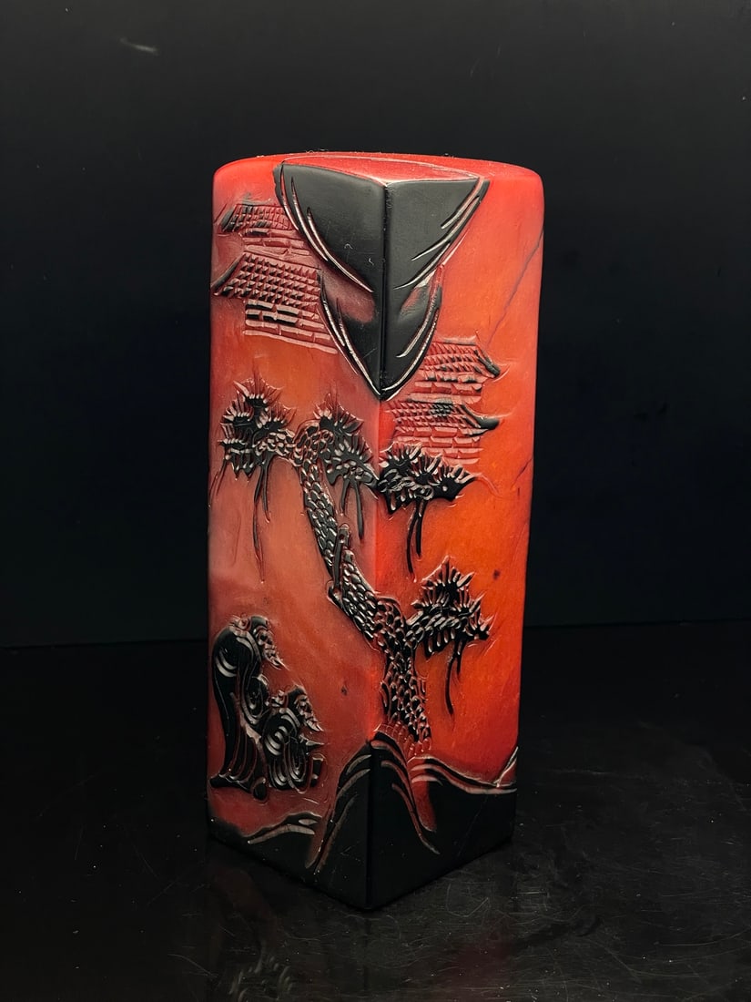 Rare and exquisite piece. A fine Shoushan stone seal, carved by Wu Shan in the year of Wuwu (1898), (1 of 9)