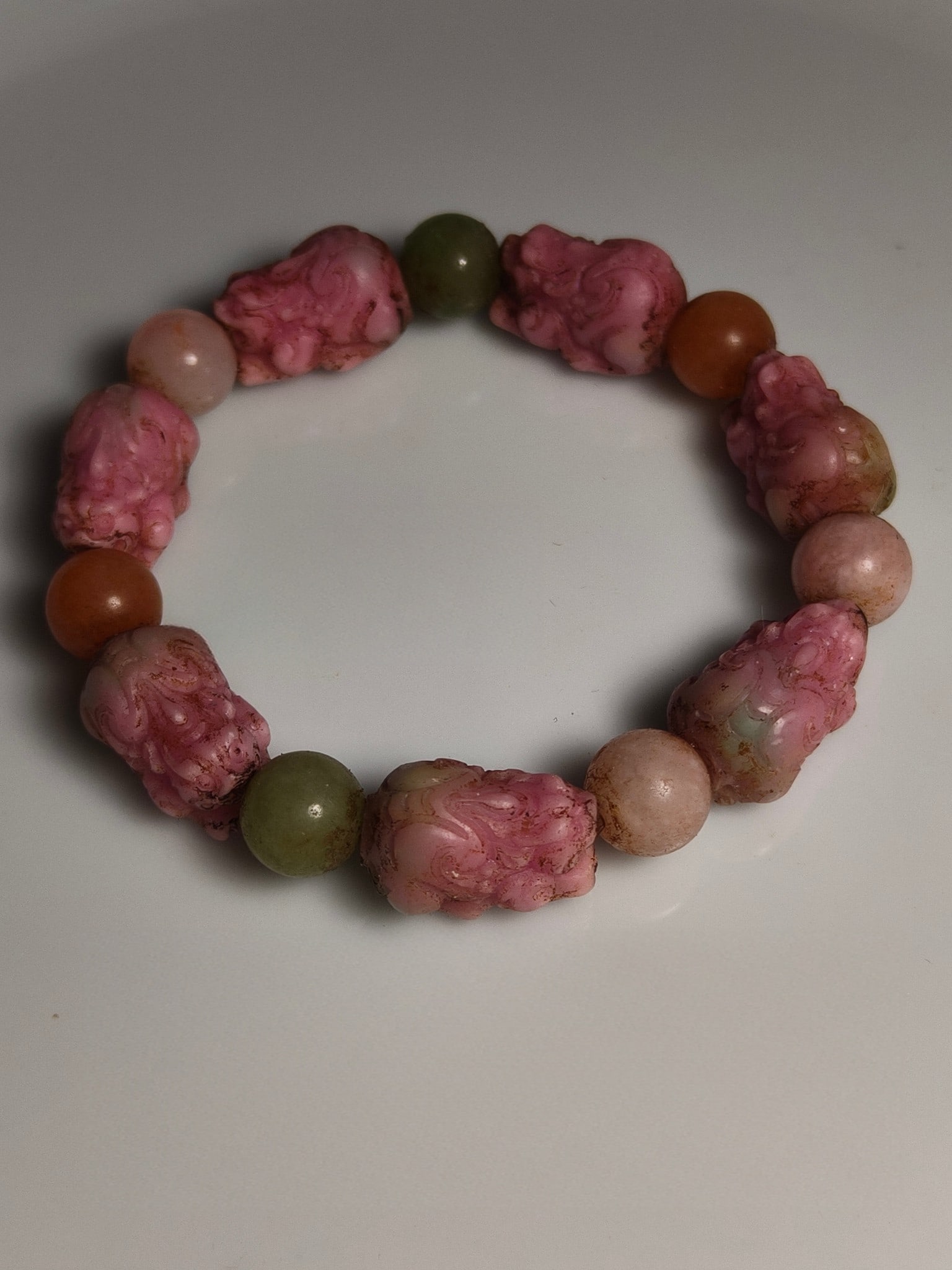 Shoushan stone bracelet from the Qing Dynasty: This Qing Dynasty Shoushan stone bracelet has a mature and aged appearance, excellent color, and is flawless. A collector's item, it measures 1.8cm in diameter and weighs 38g. Provenance:Private colle