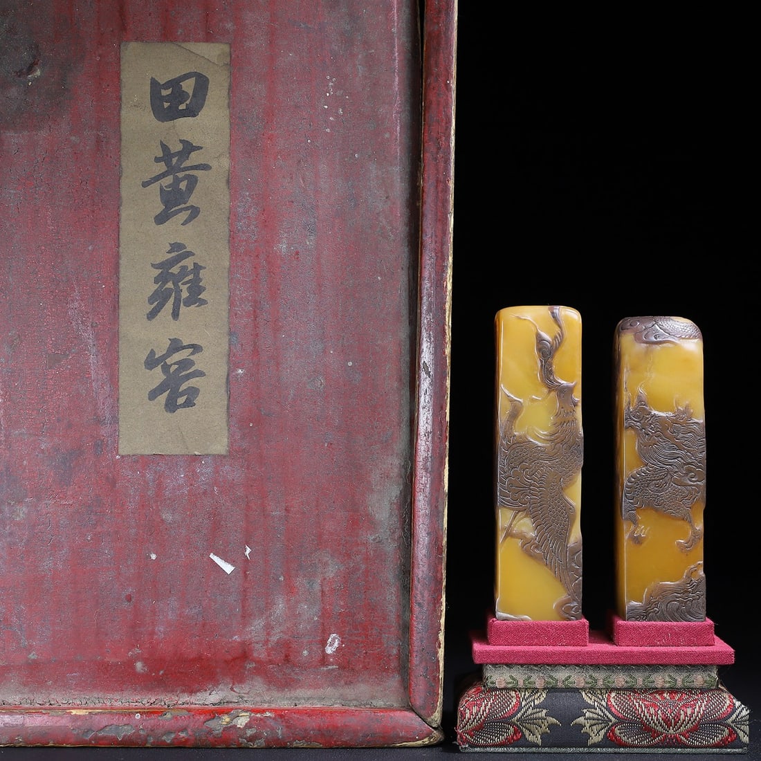 Treasured wooden box, Shoushan stone, crow skin, dragon and phoenix auspicious symbolism, thin: This is a pair of Shoushan stone seals in a wooden box, featuring a dragon and phoenix design in a crow-skin pattern. Each seal measures approximately 3 x 3 x 11.5 cm, and the total net weight is 547g
