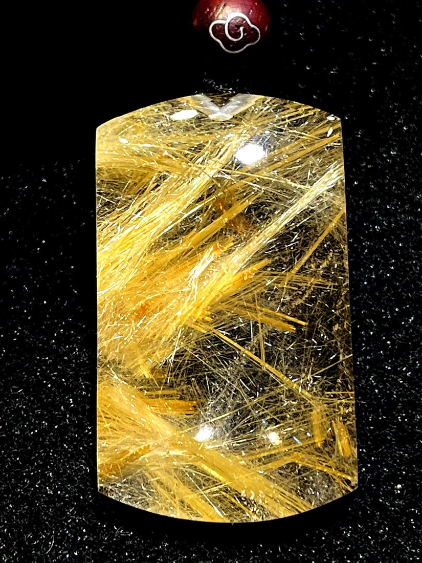 Pure natural golden rutilated quartz peace and safety pendant: This is a pure natural golden rutilated quartz pendant with a golden hue, thick and smooth rutile inclusions, and a brilliant, shimmering effect. The crystal is clear and translucent, with a beautiful