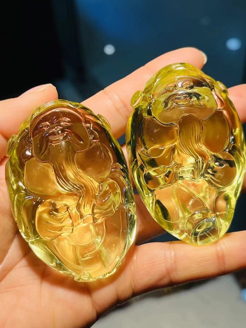Pure natural citrine God of Wealth pendant: This natural citrine God of Wealth figurine is translucent and exquisitely carved, depicting a lifelike figure holding a gold ingot. It is believed to bless the owner with lifelong peace and abundant 