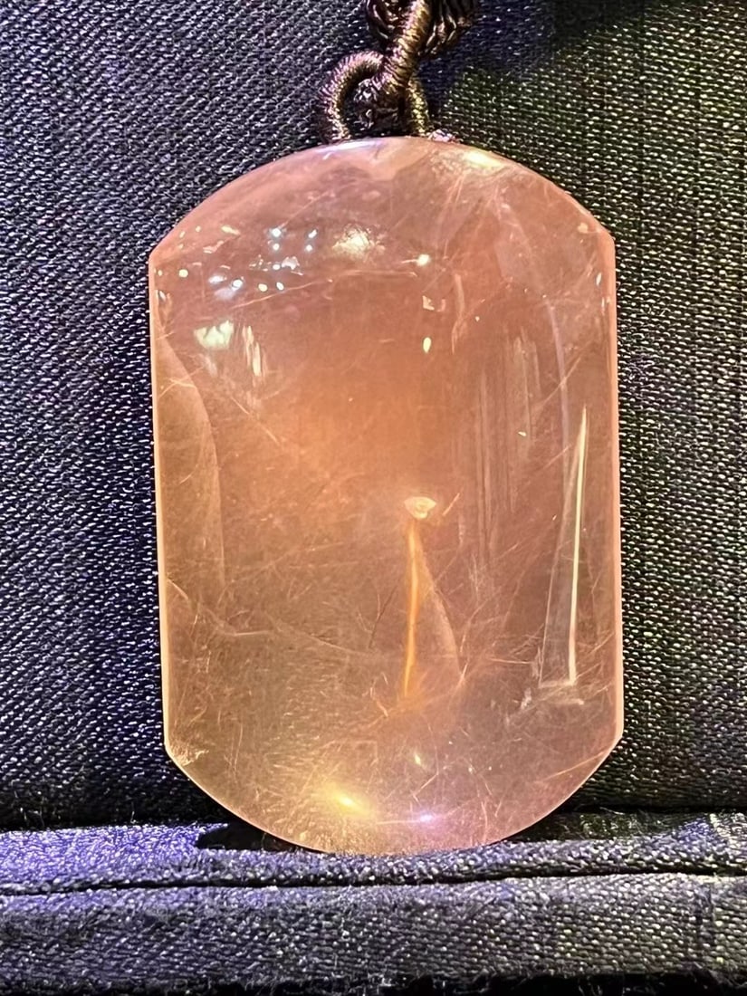 Pure natural red crystal rabbit fur peace and safety pendant: This natural red crystal rabbit fur pendant is exceptionally clear, perfectly cut, large in size, with beautiful hair-like inclusions, and a vibrant red color. It's truly stunning and even more beauti