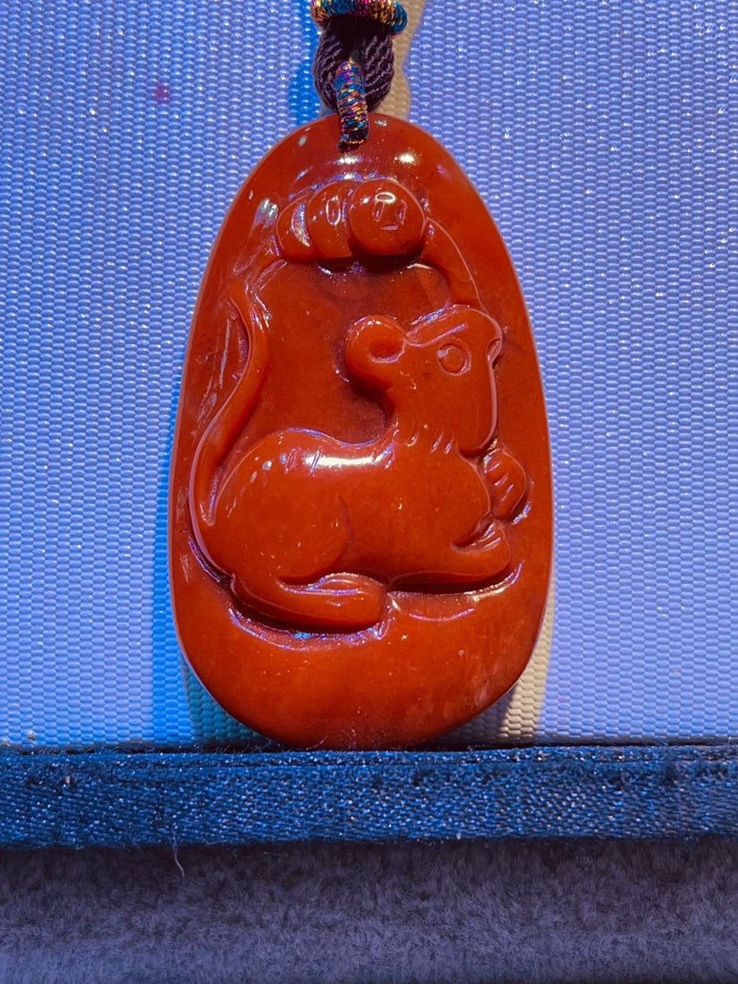 Natural red rabbit hair and red crystal for the Year of the Rat: This natural red rabbit hair crystal pendant, featuring a rat and coin design, is auspiciously carved. The crystal is clear and transparent, making it a very festive and lucky charm. It's a perfect gi