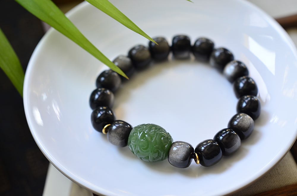 Natural silver obsidian bracelet: (Obsidian is silent, yet it understands all your unspoken words. Let it become a dark star on your wrist, guarding the depth and light within your heart amidst the clamor of the world.) Size: Natural 