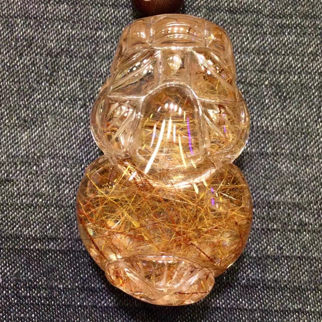 Pure natural red rutilated quartz Pixiu pendant, hand-held piece, plaything.: This is a pure natural red rutile quartz Pixiu pendant, a hand-held piece for enjoyment. The crystal is clear and has excellent properties, featuring a Pixiu carving that attracts wealth. It exhibits 