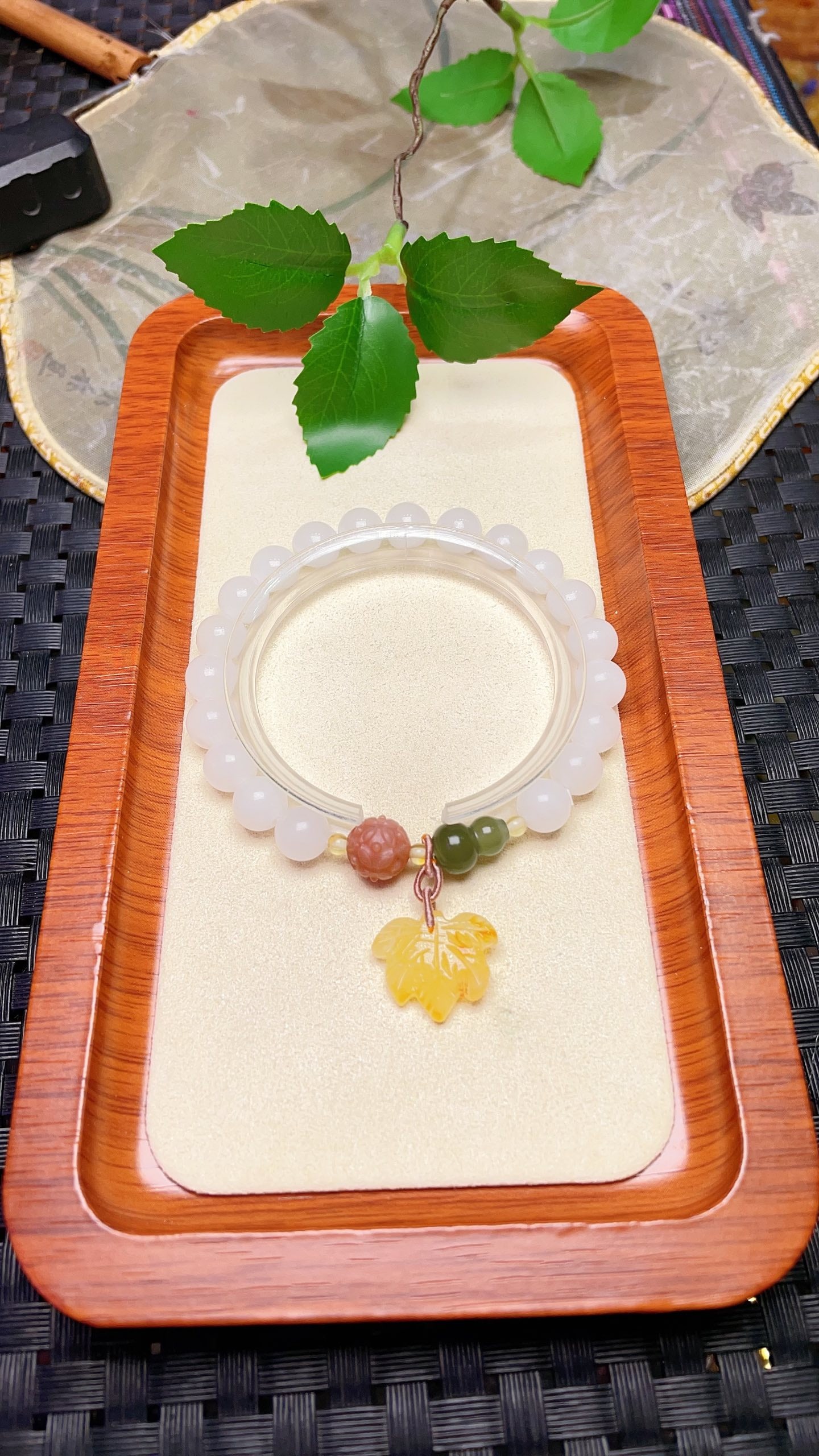 Original handmade custom natural Hetian jade white jade bracelet: This original, handcrafted, natural Hetian jade white jade bracelet boasts a lustrous, oily sheen. Measuring 8.1mm, it features natural Yanyuan agate beads with a meander pattern, a Hetian jade gourd,
