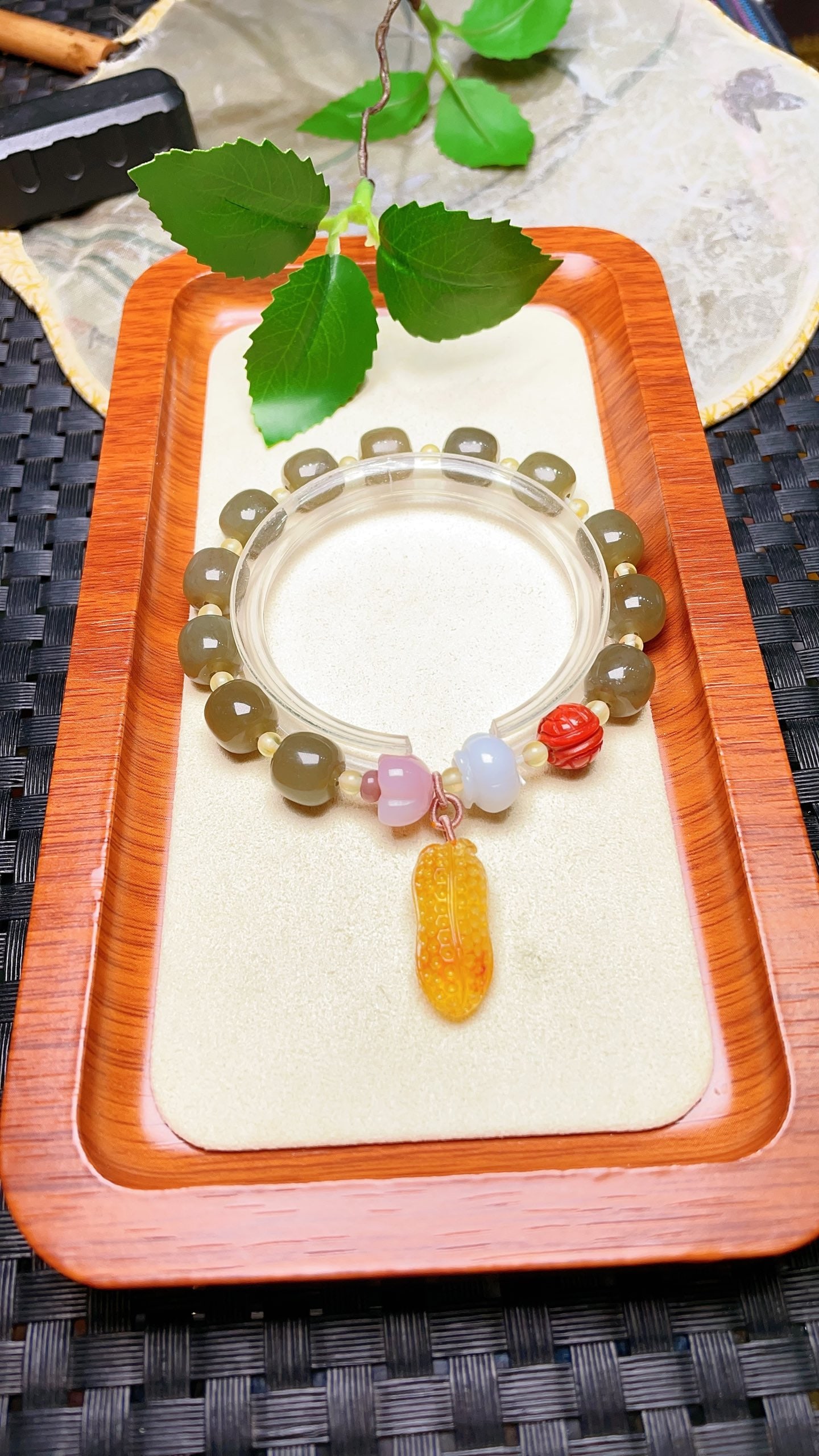 Original handmade custom natural Hetian jade old-style beaded bracelet: Original handmade custom-made natural Hetian jade old-style bead bracelet with a lustrous color, size: 9.8mm, paired with natural red agate, grade A jadeite persimmon, agate osmanthus, and natural amb