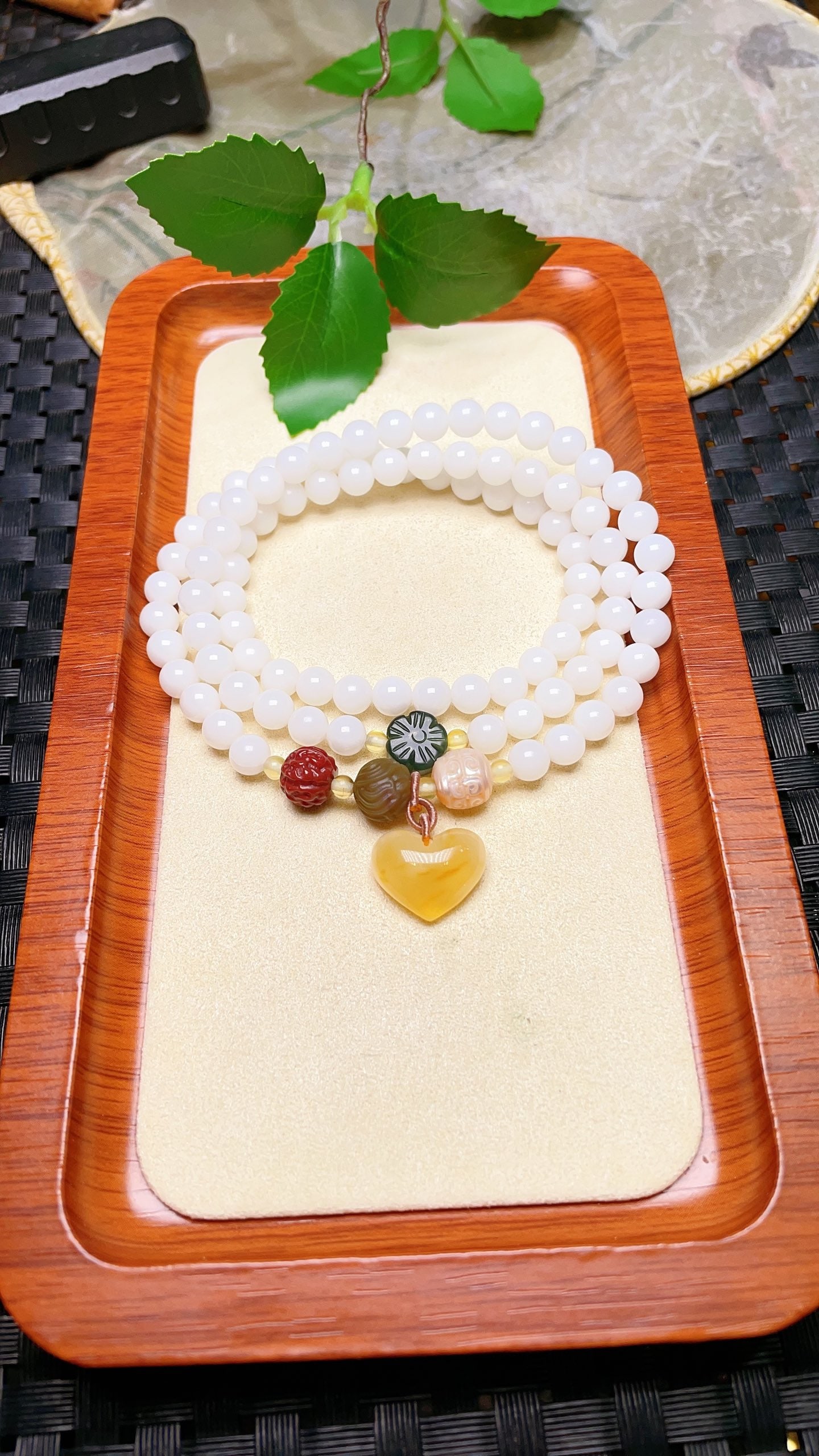 Original handmade custom natural Hetian jade white jade three-strand bracelet: Original handmade custom-made natural Hetian jade white jade three-strand bracelet with a smooth and lustrous color. Size: 6mm. Features natural Hetian jade flower beads, red agate jujube beads, Yanyu