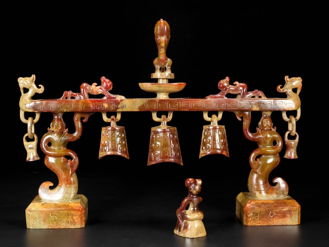 Hetian jade chime bells: The Hetian jade chime bells are exquisitely carved with smooth lines and are in perfect condition. Details are shown in the picture. Dimensions: Length 28cm, Width 6cm, Height 20cm, Weight 1022g Prove