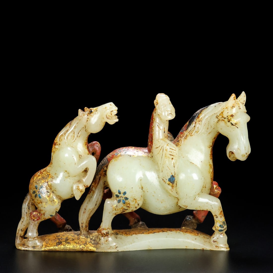 Hotan jade Tang horse: The Hetian jade Tang Dynasty horse carving is exquisite, with smooth lines and perfect condition. Details are shown in the picture. It measures 16cm in length, 5cm in width, and 11cm in height, weighi