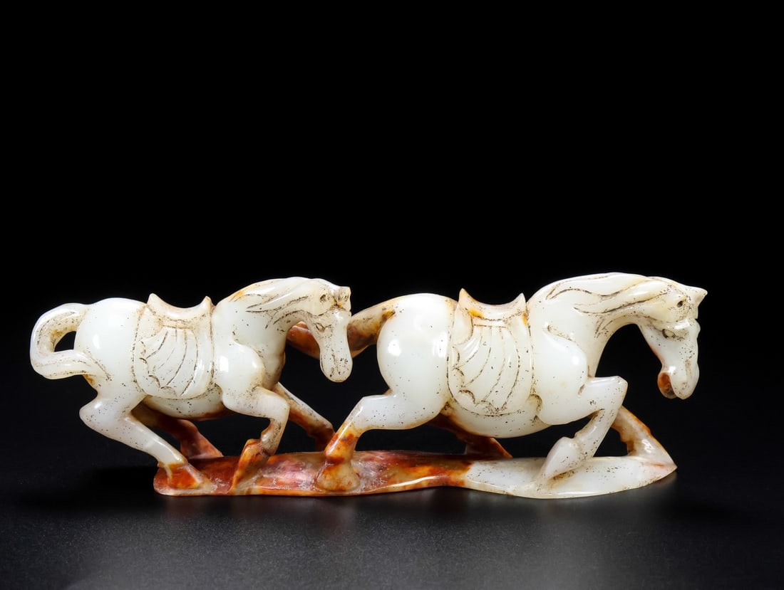 Hetian jade, presented by a foreign man with a horse: The Hetian jade carving of a foreign man presenting a horse is of fine quality, with exquisite craftsmanship, smooth lines, and perfect condition. Details are shown in the picture. It measures 21cm in