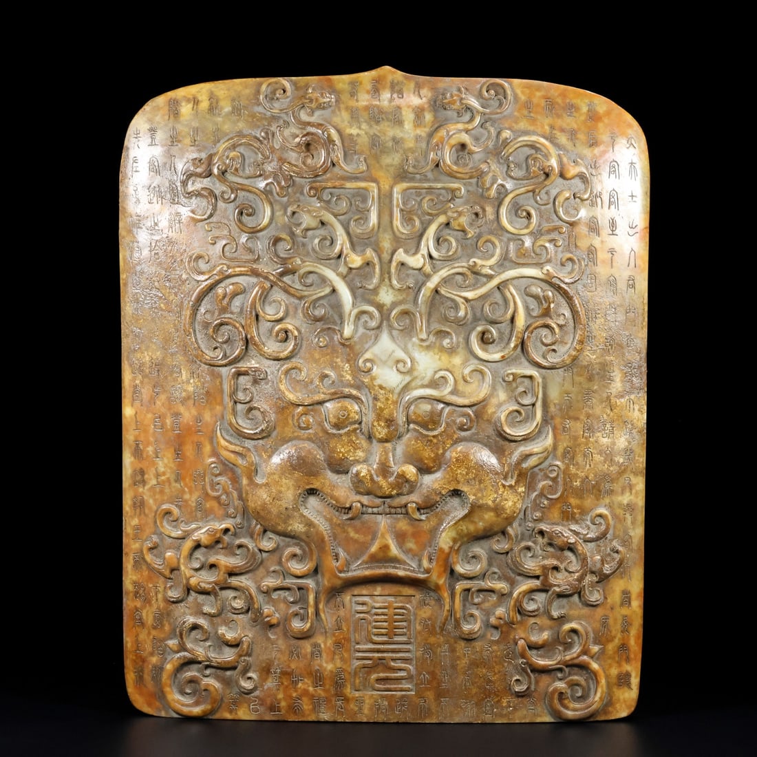 Hetian jade shield: The Hetian jade shield is made of fine jade, with exquisite carving, smooth lines, and perfect condition. Details are shown in the picture. It measures 46cm in length, 37cm in width, and 15cm in thick