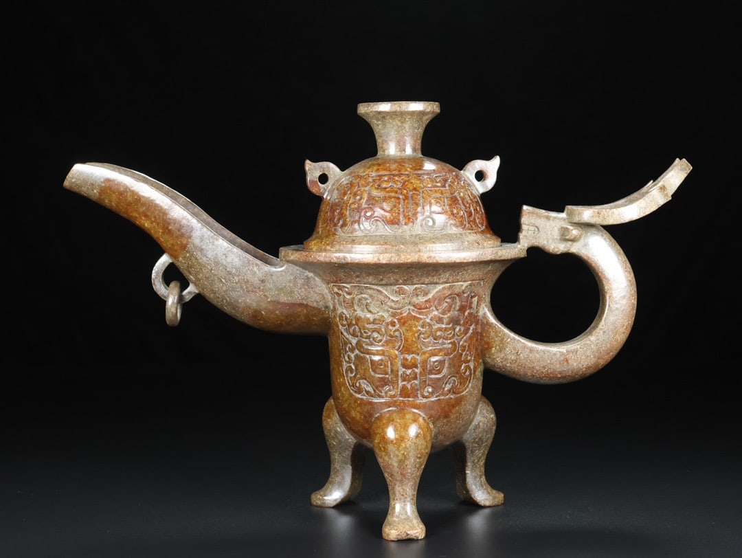 Hotan jade wine bottle: The Hetian jade wine pot is exquisitely carved with smooth lines and is in perfect condition. It measures 30cm in length, 12cm in width, and 20cm in height, and weighs 962g. Provenance:from the collec