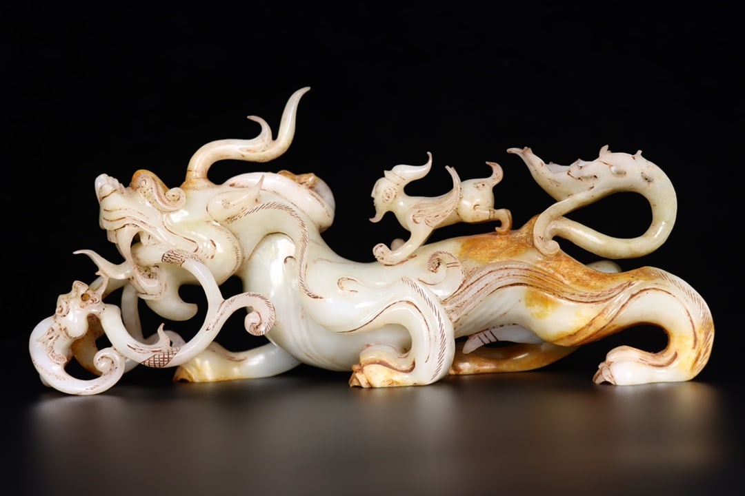 Former Collection of Hetian Jade Dragon: This old Hetian jade dragon has a thick patina and exquisite craftsmanship. Details are shown in the picture. It measures 24.5cm in length, 7cm in width, and 12cm in height, and weighs 1017g. Provenan