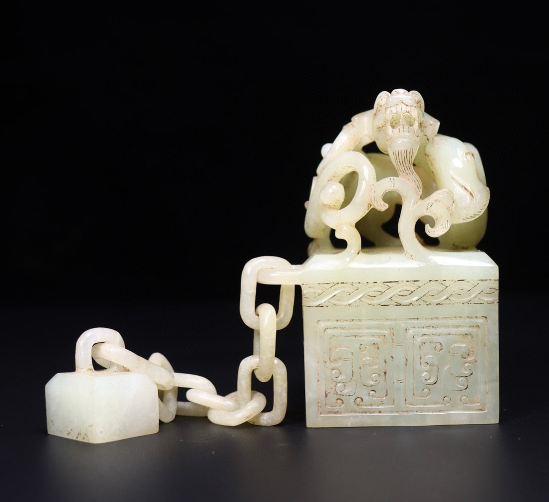 Exquisite old collection Hetian jade seal: This exquisite, long-preserved Hetian jade seal has a thick patina and is crafted with superb skill. Details are shown in the picture. It measures 6.8cm in length, 5.5cm in width, and 9.5cm in height,