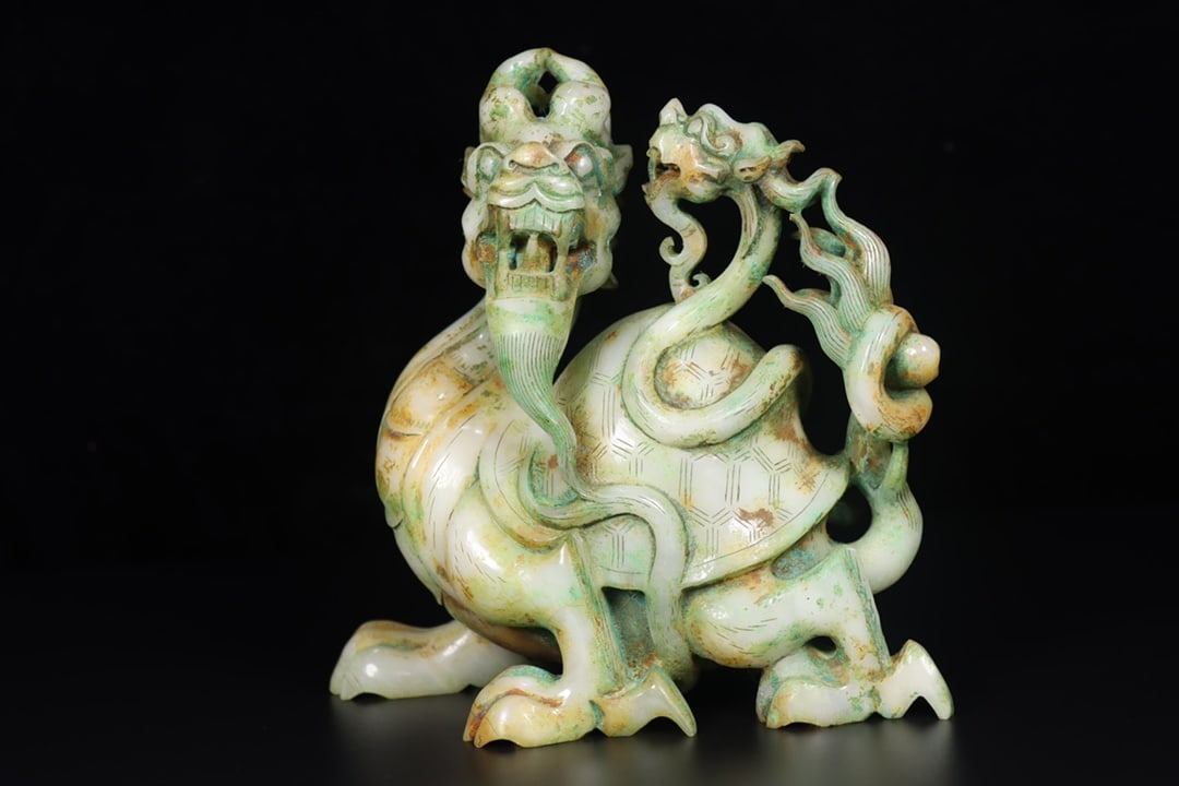 Exquisite Hetian Jade Dragon Turtle: This exquisite, long-preserved Hetian jade dragon turtle has a thick patina and superb craftsmanship. Details are shown in the picture. It measures 17.5cm in length, 10cm in width, and 17.5cm in heigh