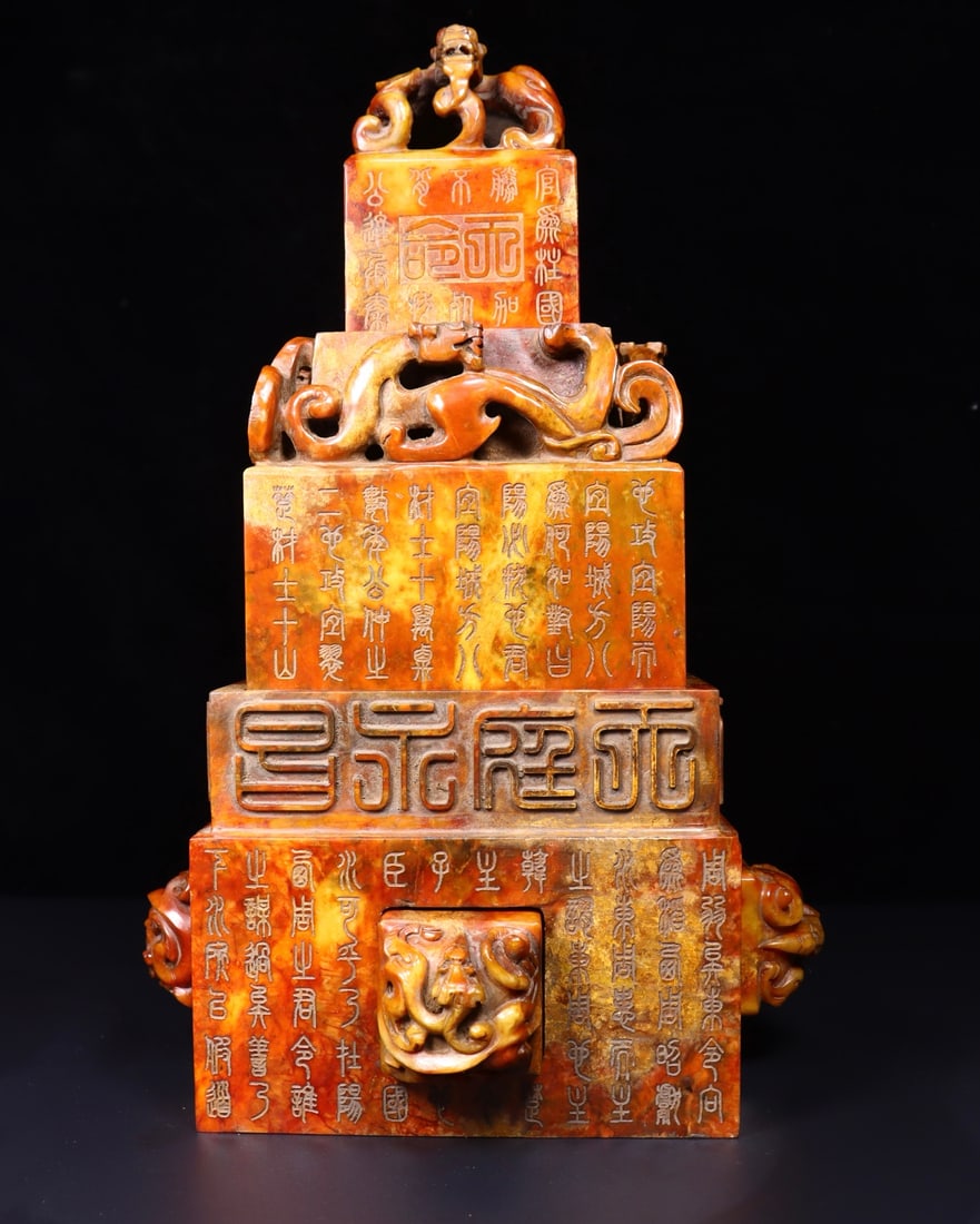 Exquisite old collection Hetian jade seal: This exquisite Hetian jade seal, a genuine antique, boasts a rich patina and superb craftsmanship. Details are shown in the image. It measures 23cm in length, 23cm in width, and 38cm in height. Proven