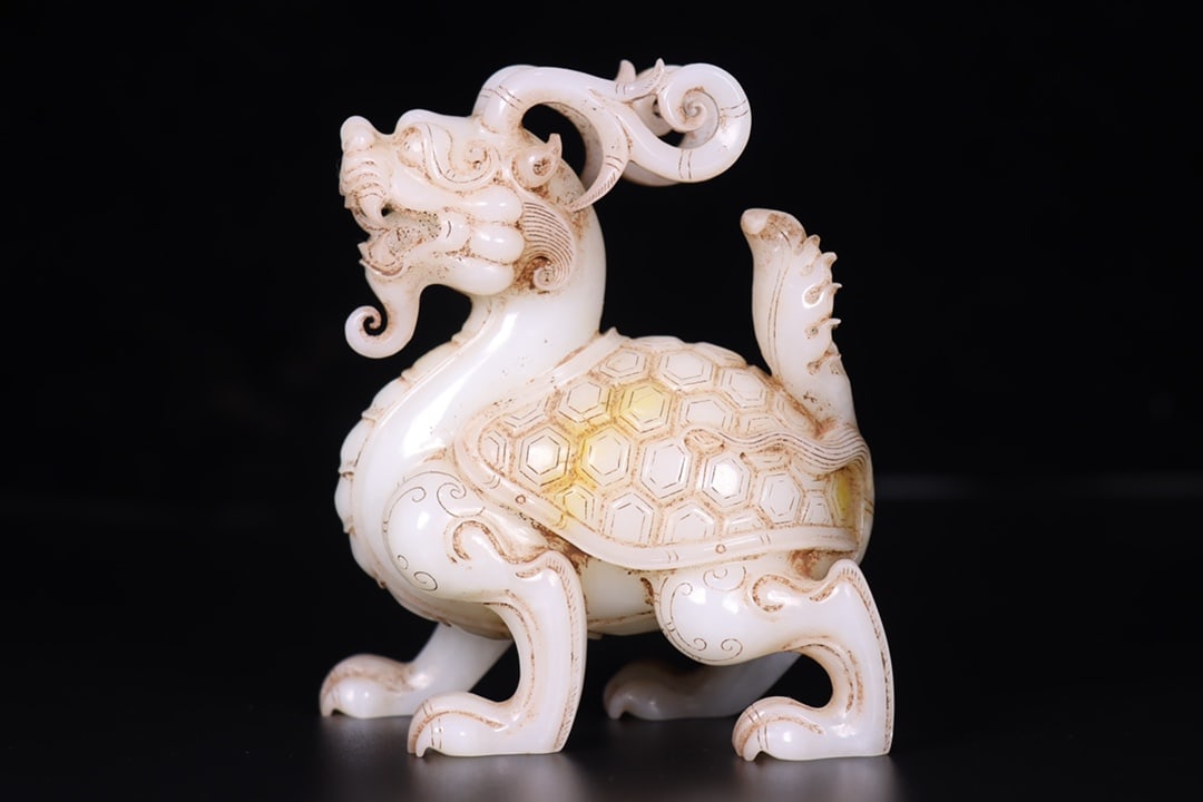 Exquisite Hetian Jade Dragon Turtle: This exquisite, long-preserved Hetian jade dragon turtle has a thick patina and superb craftsmanship. Details are shown in the picture. It measures 10cm in length, 5cm in width, and 11.5cm in height, 