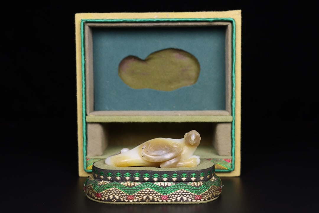 Exquisite piece, a Hetian jade phoenix from a former collection.: Exquisite piece, a formerly owned Hetian jade phoenix with a thick patina and superb craftsmanship. Details as shown in the picture. Dimensions: 7.5cm long, 4cm wide, 3cm high. Weight: 93g. Provenance