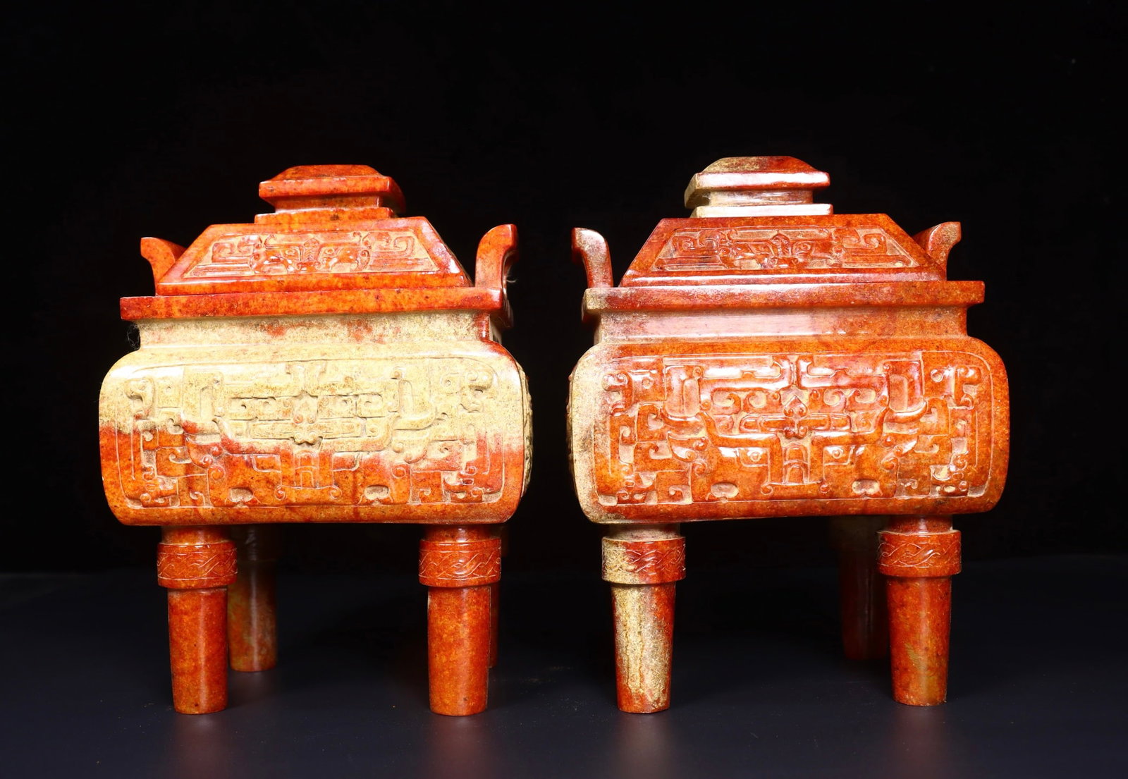 A pair of Hetian jade censers from the old collection: A pair of Hetian jade censers, formerly in the collection, have a thick patina and are exquisitely crafted. Details are shown in the pictures. They measure 15cm in length, 12.3cm in width, and 22cm in