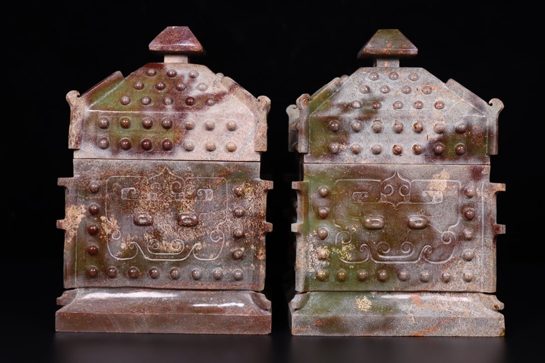 A pair of exquisite old-collection Hetian jade boxes: A pair of exquisite, old-collection Hetian jade boxes with a thick patina and superb craftsmanship. Details are shown in the pictures. Dimensions: 15cm long, 12.5cm wide, 22cm high. Each box weighs 19