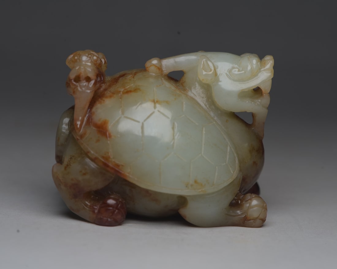 Hetian Jade Dragon Turtle: Hetian jade dragon turtle specifications: 5.6X4.4X4.3cm, weight 161g. Provenance:Private collection from a professor in University of Nottingham. We warmly invite collectors, colleagues, and friends t