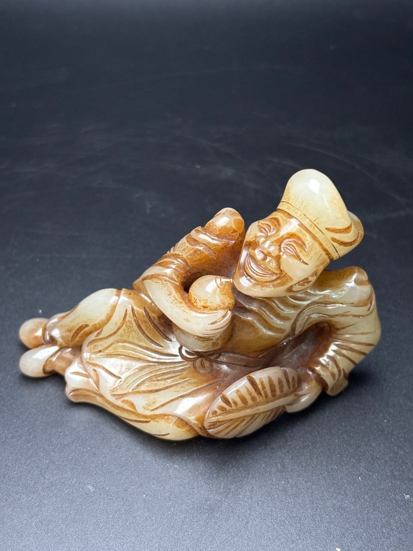 Exquisite Hetian Jade Ji Gong Living Buddha: Exquisite Hetian jade carving of Ji Gong, the Living Buddha, performing good deeds and bringing blessings to humanity. Beautifully carved, with a warm and lustrous jade texture and a rich patina. Dime