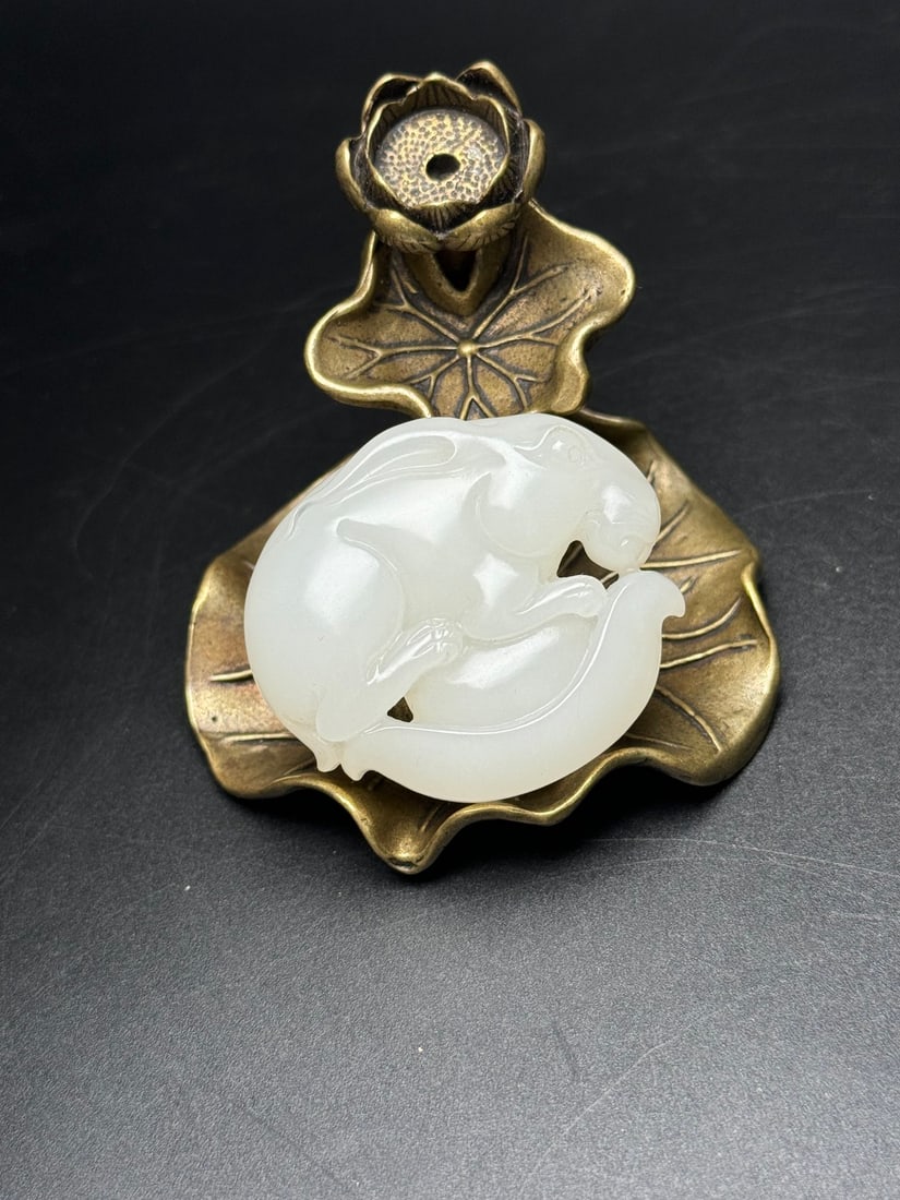 Exquisite Hetian white jade rabbit pendant: Exquisite Hetian white jade rabbit pendant, symbolizing boundless wealth and fortune. Beautifully carved, with a warm and delicate texture. Flawless. Dimensions: 46 x 41 x 15 mm. Weight: 46g. Provenan