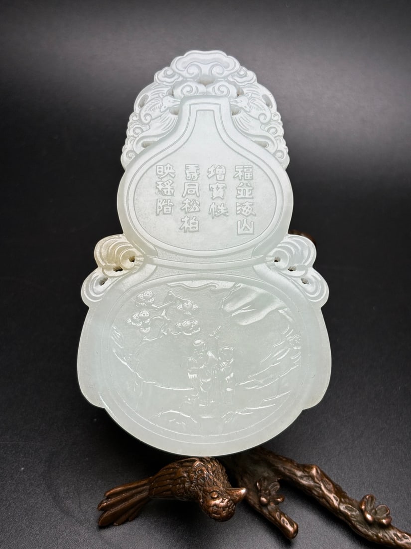 Exquisite Hetian jade gourd-shaped pendant: This exquisite Hetian jade pendant, shaped like a gourd and carved with the God of Longevity holding a peach, accompanied by a child, was a special item made for birthday celebrations by the ancient i