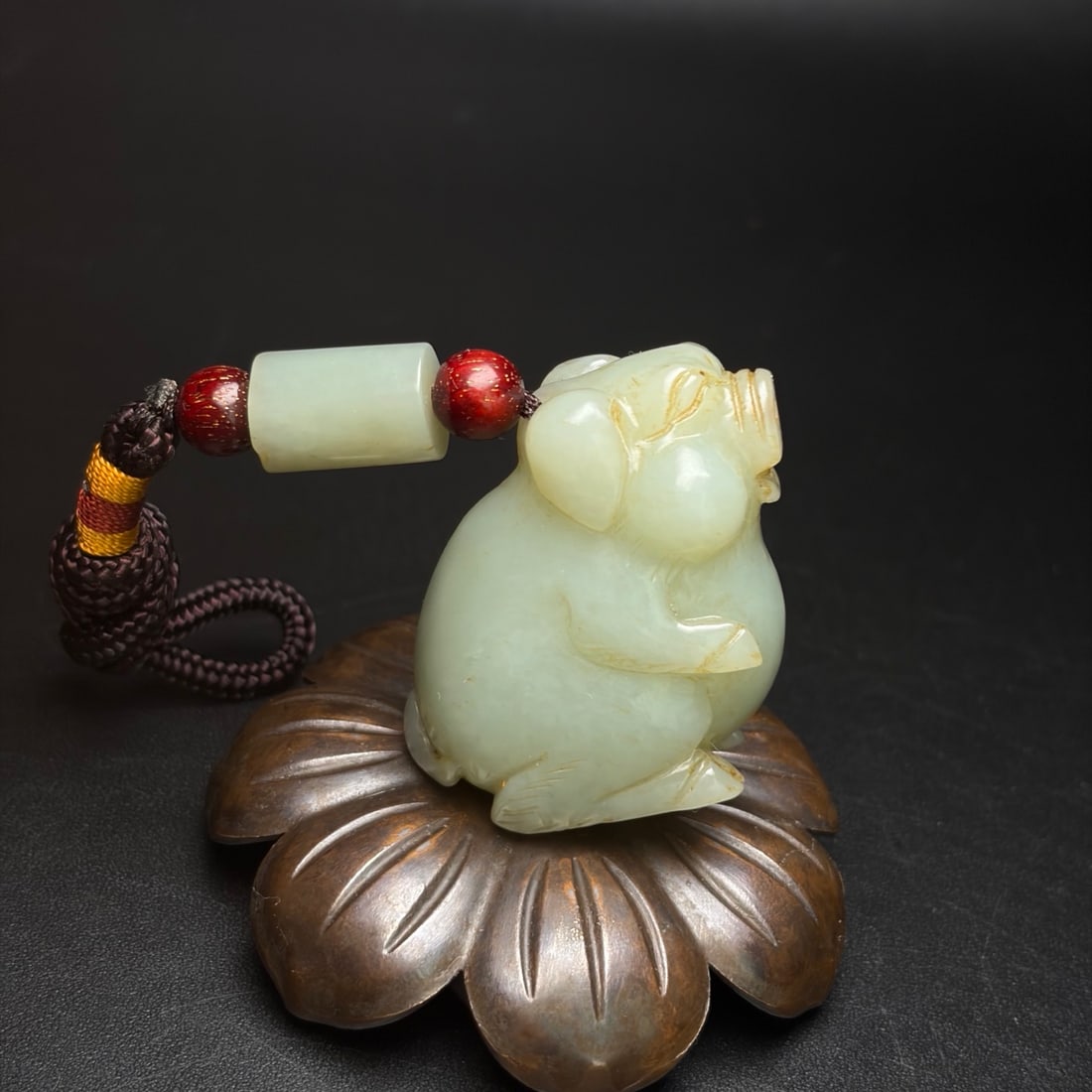Hetian Jade Lucky Pig Pendant: This Hetian jade pig pendant has a smooth, oily texture and a warm, lustrous patina. The pig's shape is full and rounded, with soft lines and an endearing,??????? (endearing and lovable) expression, s