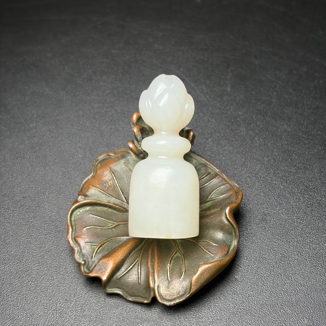 Hetian jade lotus pendant: This Hetian jade lotus pendant is exquisitely carved. The jade is warm and delicate, with a rich patina. The lotus heart is clear and pure, symbolizing tranquility, purity of heart, and good fortune. 