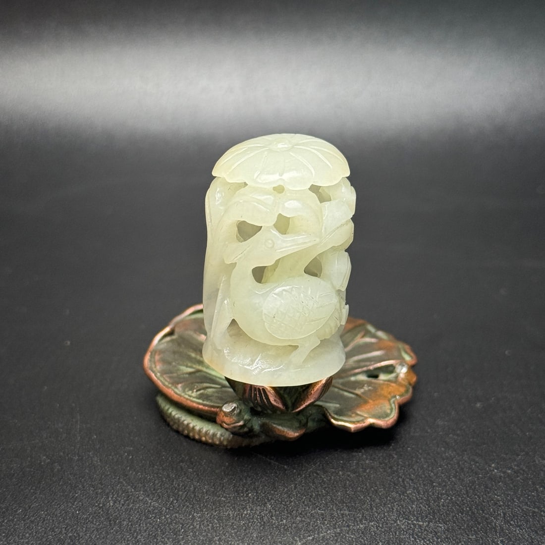 Exquisite Hetian jade deer tripod, Liao and Jin dynasty craftsmanship, renowned: This exquisite Hetian jade deer-shaped tripod, crafted using Liao and Jin dynasty techniques, is renowned for its fine carving and warm, lustrous jade texture. It has a rich, mellow patina. It measure