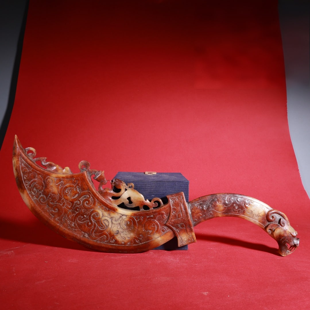 Warring States and Han Dynasty Hetian jade unearthed rust large jade knife ritual object ornament: A large, unearthed, rusted jade knife-shaped ritual object from the Warring States and Han dynasties, made of Hetian jade. 42.5cm high, 15cm wide, weighing 948g. Provenance:Private collection from a p