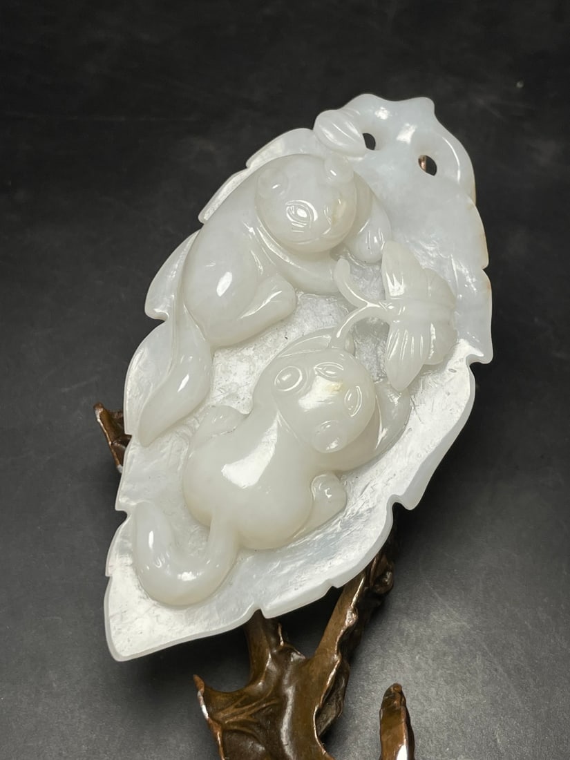 Exquisite Hetian jade, from a wealthy and powerful family. (1 of 9)