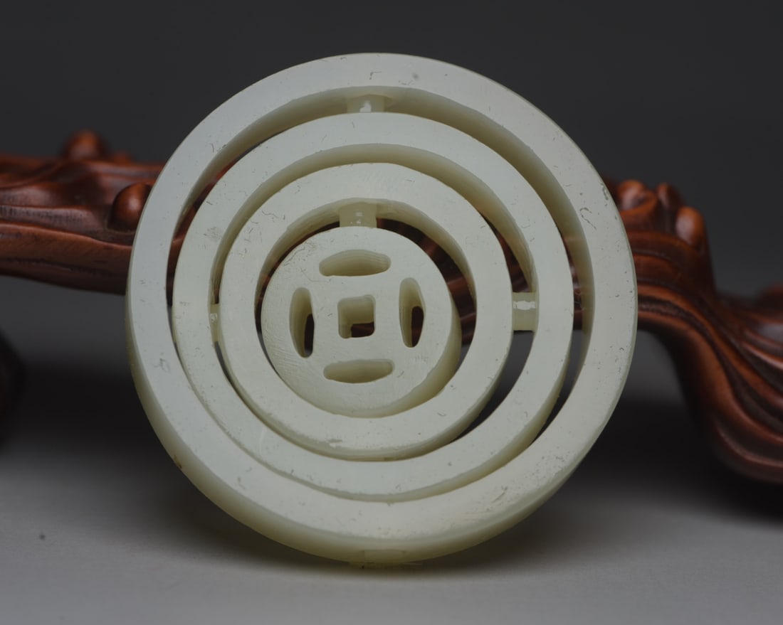 Hotan jade pendant: Hetian jade pendant dimensions: 5.3 x 5.3 x 1.0 cm, weight 50 g. Provenance:Private collection from a professor in The University of Edinburgh. We warmly invite collectors, colleagues, and friends to 
