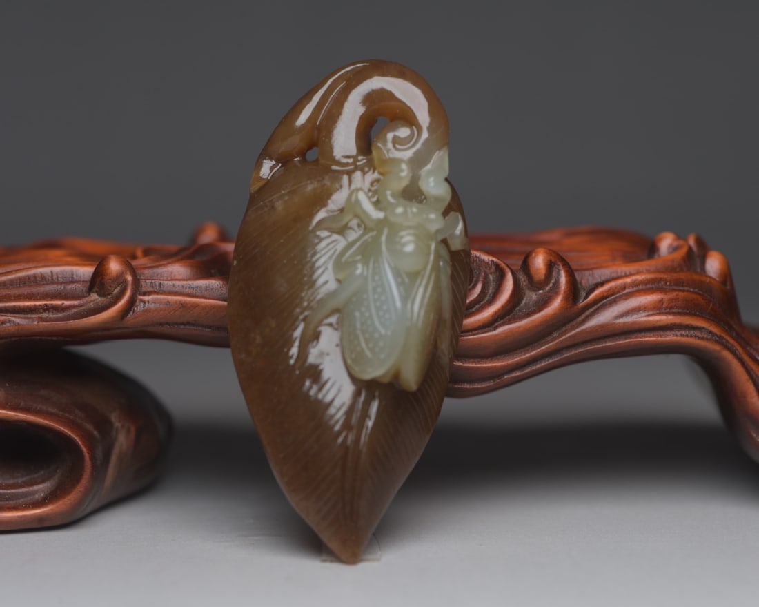 Hetian jade became famous overnight: The Hetian jade that became famous overnight measures 6.6 x 3.1 x 1.8 cm and weighs 37 g. Provenance:Private collection, Manchester, The United Kingdom. We warmly invite collectors, colleagues, and fr