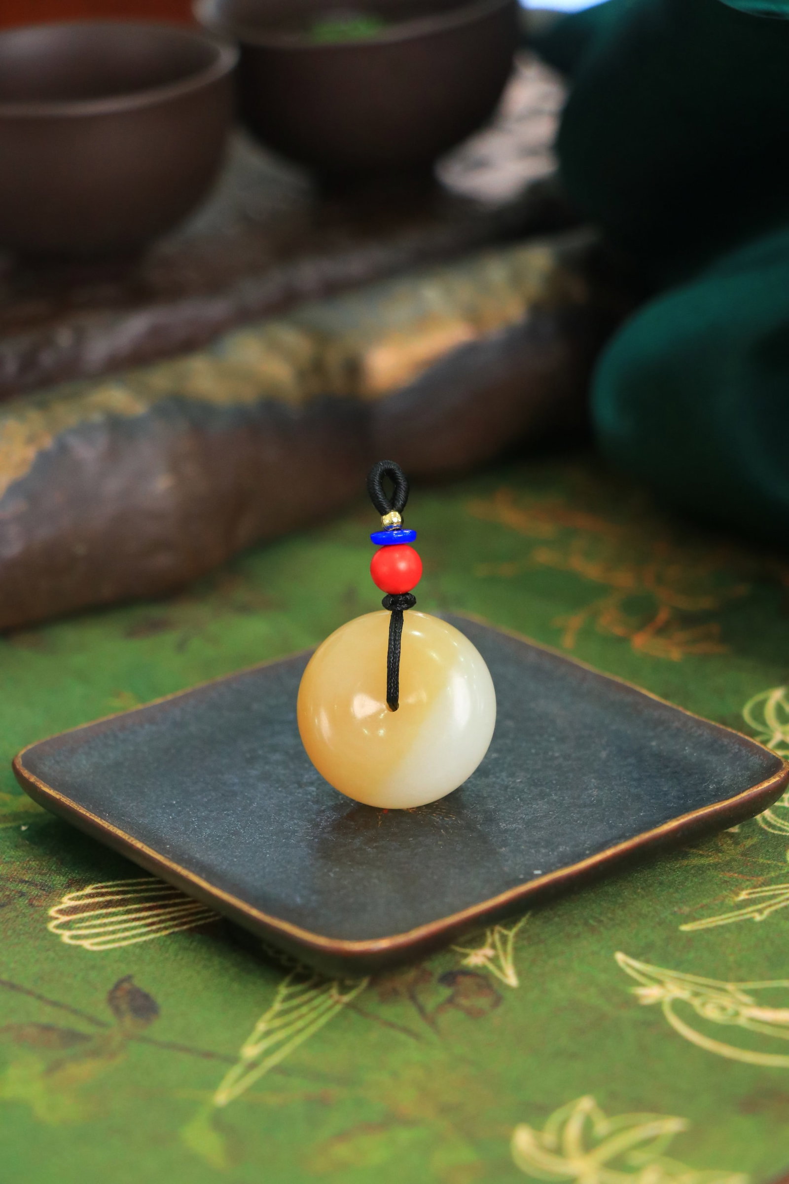 Hetian jade safety buckle: This peace buckle is made of Hetian jade in a sugar-white color, with a warm and delicate texture. It is collected by people who pray for their dreams to come true. The jade symbolizes the idea that a