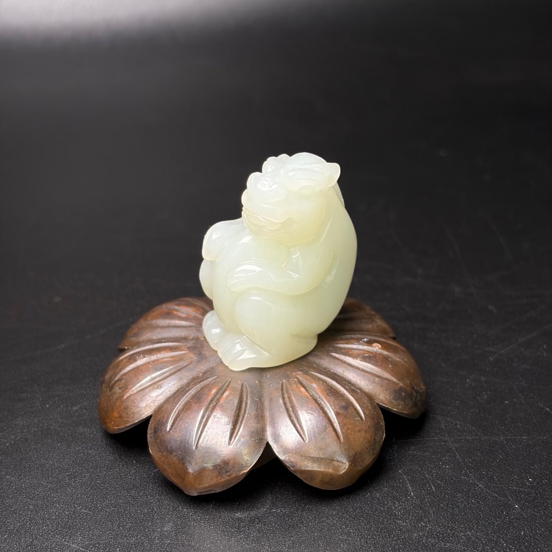 Hetian jade round carving of auspicious beasts: This Hetian jade carving of a mythical beast is warm and lustrous, with a charming and endearing form, symbolizing wealth, good fortune, and protection. Dimensions: 38 x 28 x 21 mm; Weight: 33g. Prove