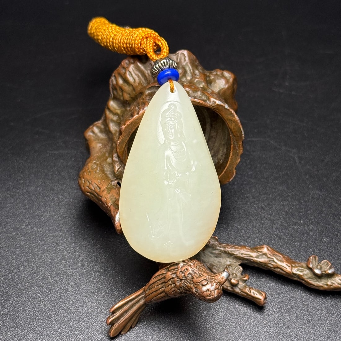 Hetian jade Guanyin pendant: This Hetian jade Guanyin pendant embodies compassion and delivers salvation to all beings. It features exquisite design, lifelike craftsmanship, and a warm, lustrous texture, making it a fine piece fo