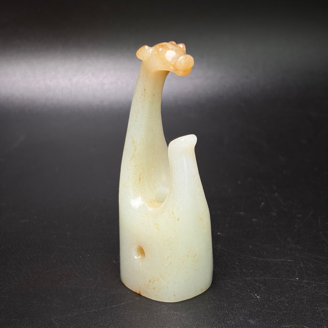 Hotan jade jade: This Hetian jade thumb ring (prototype of a heart-shaped pendant) features an animal head design, symbolizing bravery and protection, and signifying good fortune and health. The jade is warm and lustr